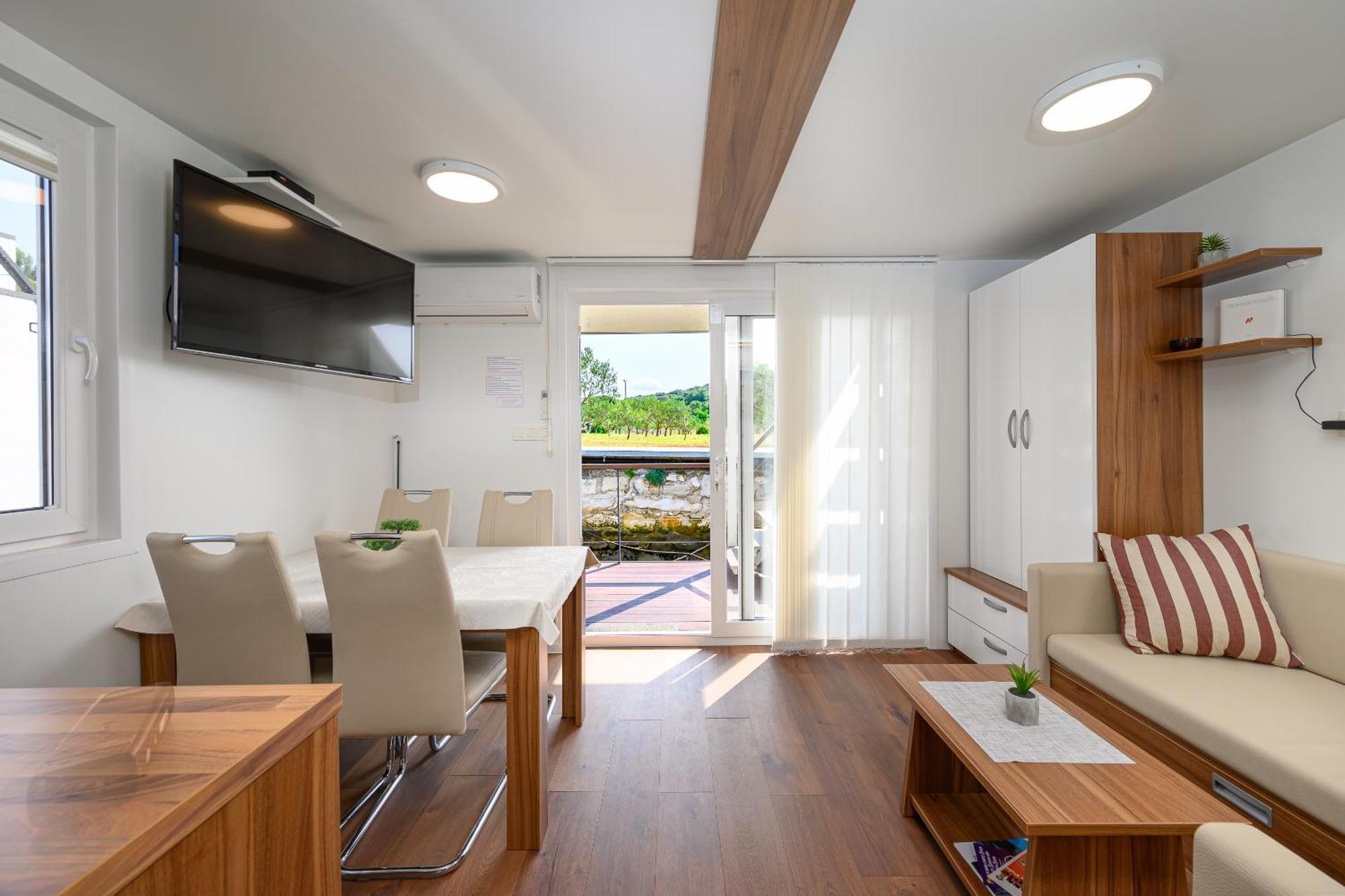 House Boat - Floating House Sofia Botel Pula