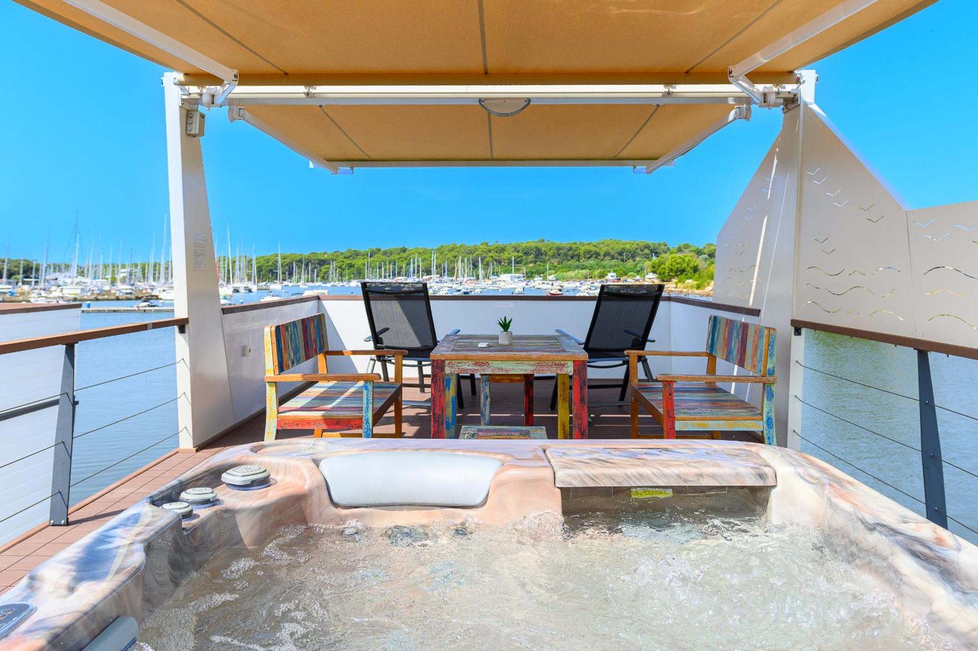 House Boat - Floating House Sofia Botel Pula